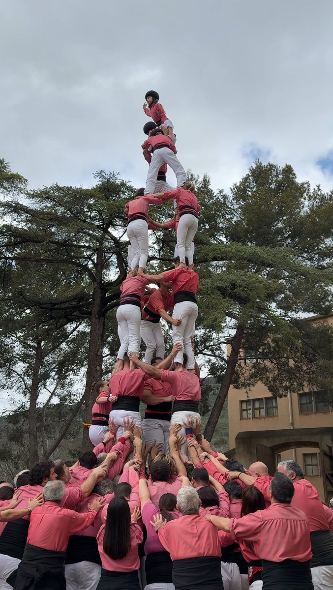 collavella's tweet photo. A la primera ronda de l’actuació de Picamoixons descarreguem el 4d7p!
#castells #collavella https://t.co/kRWbk4ZGyi