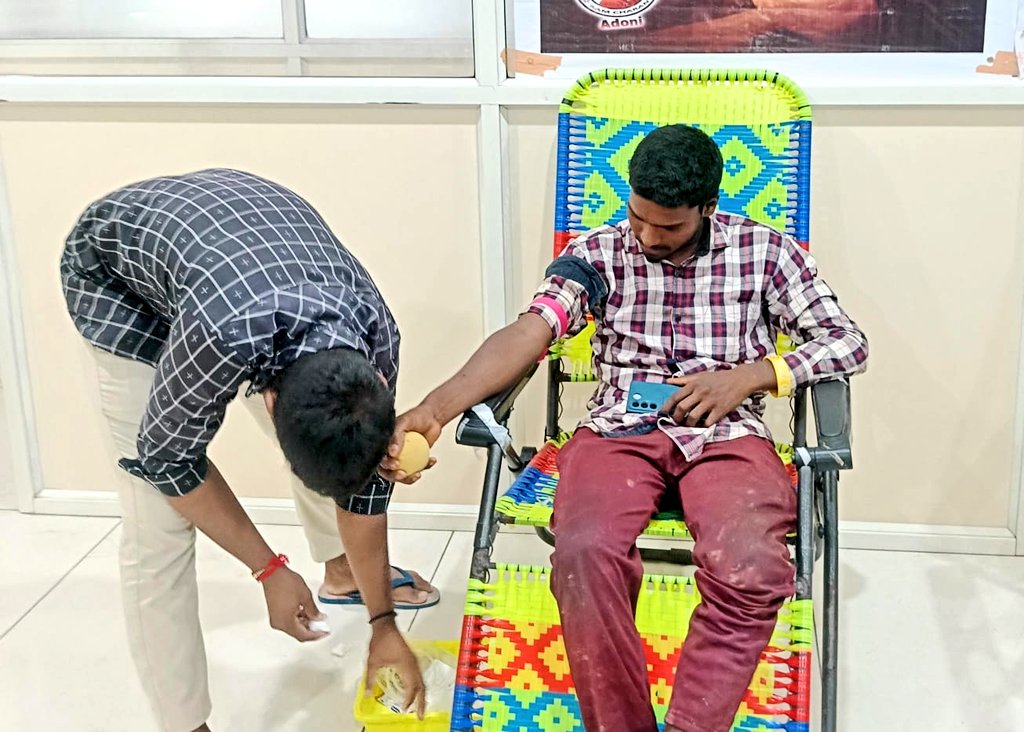 AlwaysPraveen7's tweet photo. TEAM RAM CHARAN Adoni
Blood Donation Camp 🔥🔥🔥🔥🔥

Thank You Veeresh &amp; Team.....

#RamCharanBDayCelebrations
#RamCharan #TeamRamCharan https://t.co/Mv8Oa0M5dH