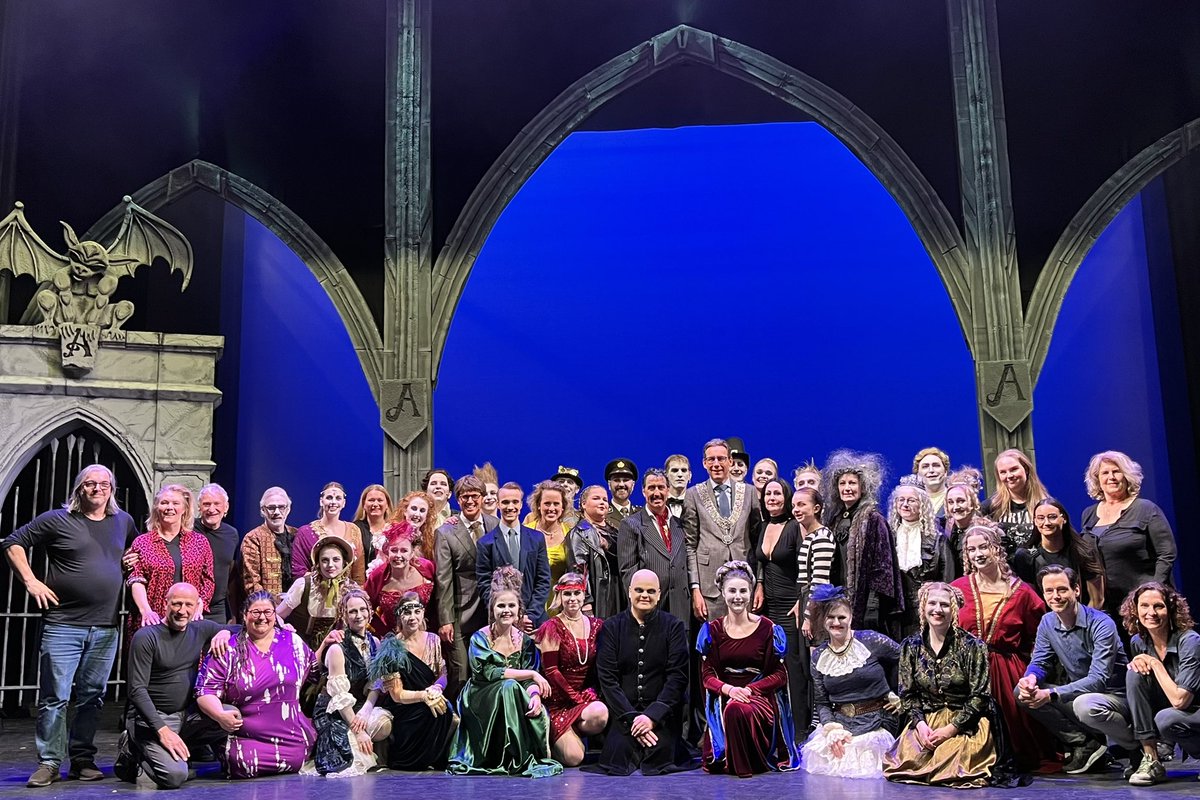 mrtommey's tweet photo. Addams Family in @SchouwburgAveen Wat was het fantastisch om deze show te maken! En wat fijn dat Burgemeester @Tjapko_Poppens er bij was! @AmstelveenOva https://t.co/7ur7cAzabU