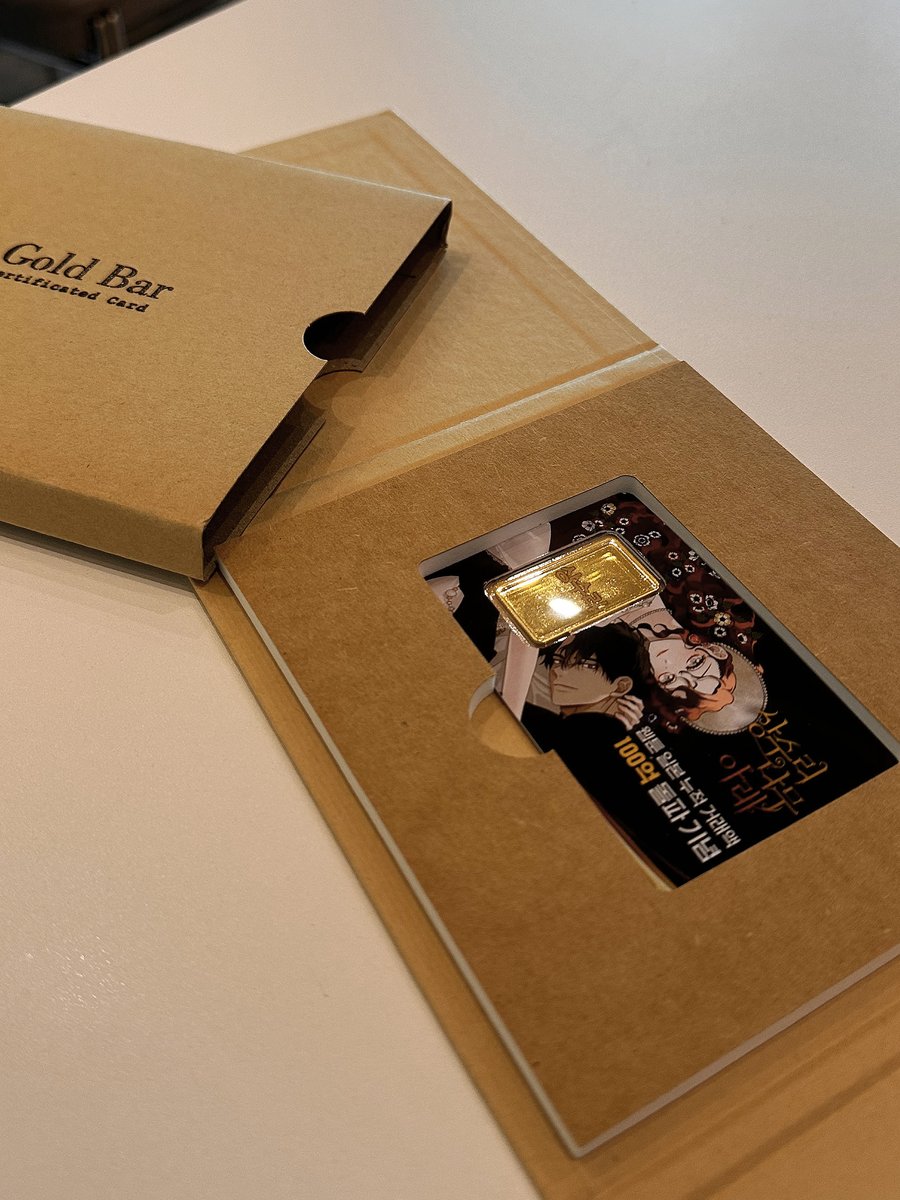 회사에서 시즌 4 완결 꽃다발을 전해주셨는데 너무 예쁘죠. 실제로 보면 엄청 큰 크기라 더 예쁘답니다! 표지 맥시의 머리카락에 있는 꽃들이 모티브라고 해주셨어요.☺
그리고 상수리 골드바 주신 것도 슬쩍... 늘 감사합니다!!!🫶🩷🩷