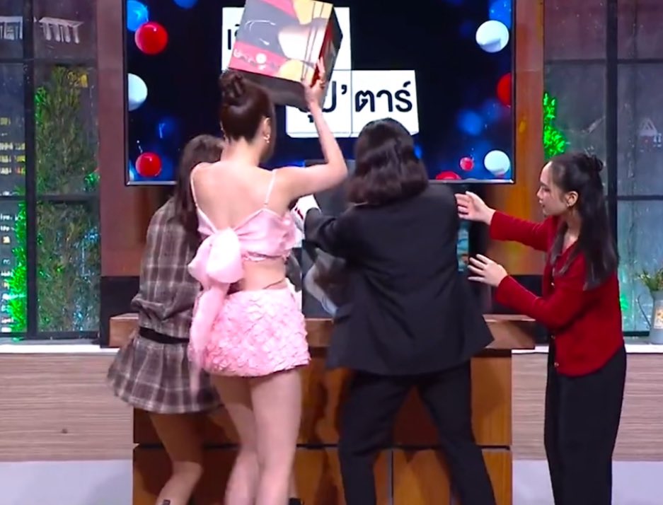 mmintjrp's tweet photo. แอนเชียร์นี่ใช้ช่วงชุลมุนหรอคะนั่งมุ้งมิ้งกันอยู่
สองคนโซฟาก็กว้างนะคะแต่จะนั่งใกล้แฟนอะ
เนอะหนูเข้าใจสิ่งนี้ค่ะมันฮ้อบบบบบบ🤟🏼❤️ 
#แอนเชียร์ @AnnSirium @CheerNy14 https://t.co/J7H2rcoEZi