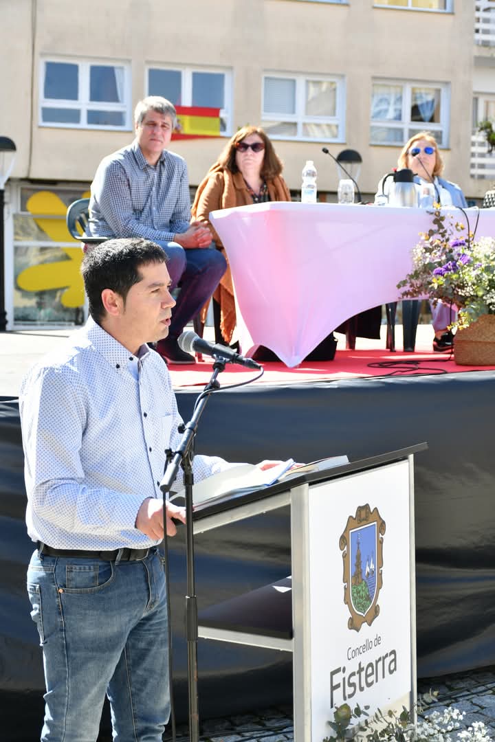 Hoxe cúmprese un ano da presentación do libro "DON EMERITO", celebrado na praza que debería levar o seu nome. Lamentablemente aínda non chegou o día no que Fisterra faga xustiza con esta figura da nosa cultura. Pero chegará. #Fisterra #BibliotecaDaFisterranía