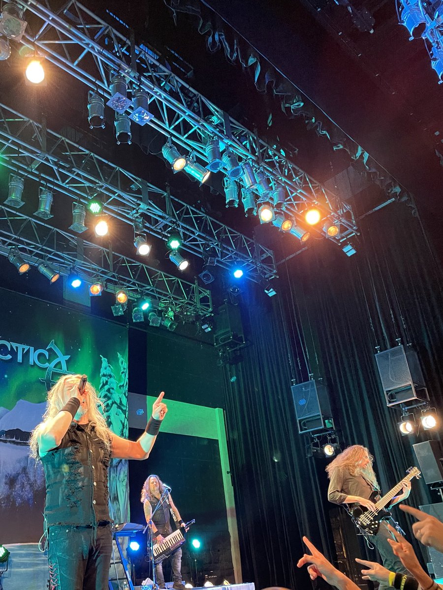 junko_yamaichi's tweet photo. 5組目トリ、Sonata Arctica、セトリ、楽曲素晴しく、Tonyのヴォーカルも懐かしく素敵で、超最高だった🙌🥰
どうやら新作ツアーと同じ、最新作Clear Cold Beyond含む、新旧織り交ぜたセトリで、フルセットのライブ☺️
特に、1st、2ndアルバムからの楽曲の怒濤の流れ、大合唱、泣けた😭
#LegendsofAVALON https://t.co/cfiFZiNWo1