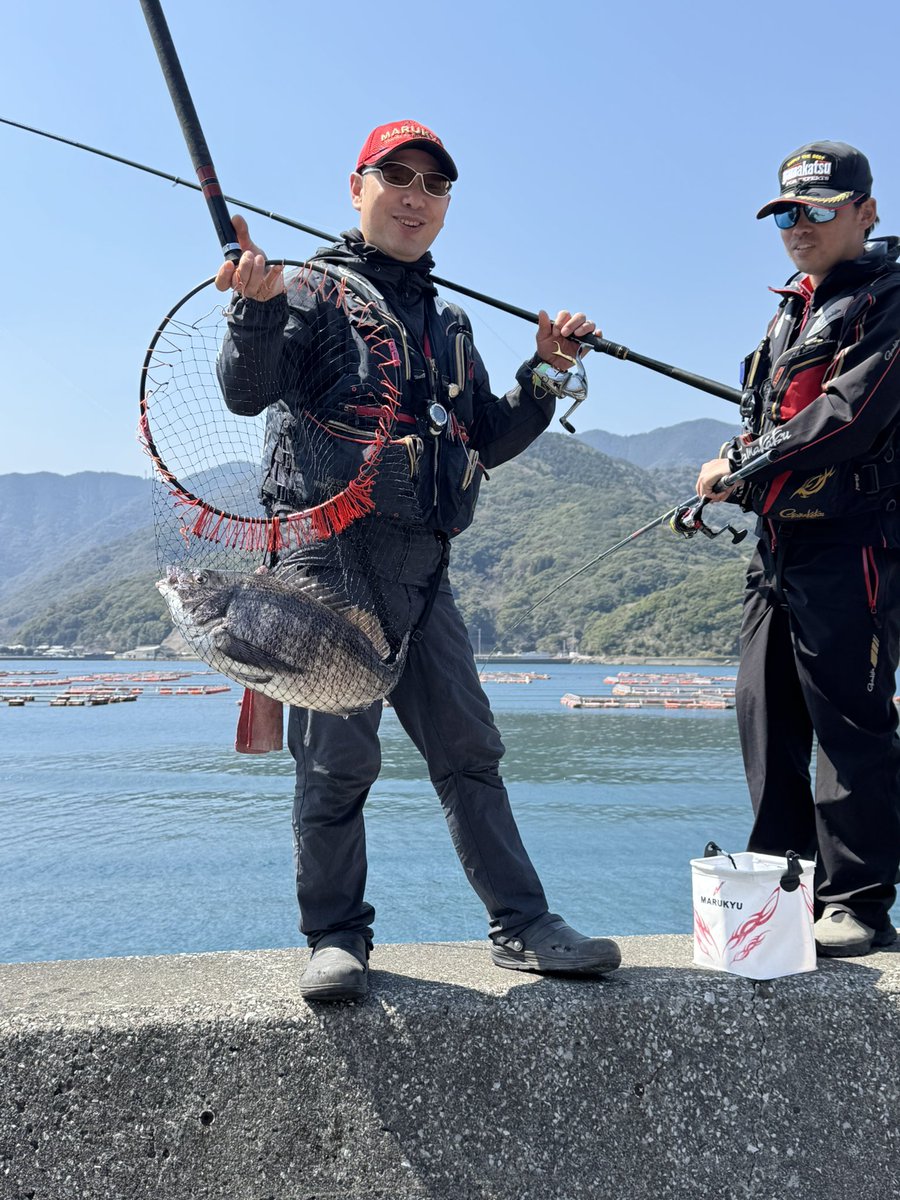 YBb3aVjlt5P4lfO's tweet image. 今日はひなたの入学前ラスト大分チヌにコージ、和也と4人で行ってきました🎣
チームのみんなでプレゼントした竿で50オーバー3枚とやりあげておりました☺️
最後新一と那賀ちんも合流して良いチヌ納め出来たのではないかな！
大学に行っても頑張れひなた💪
納めに付き合ってくださった皆様お疲れ様でした