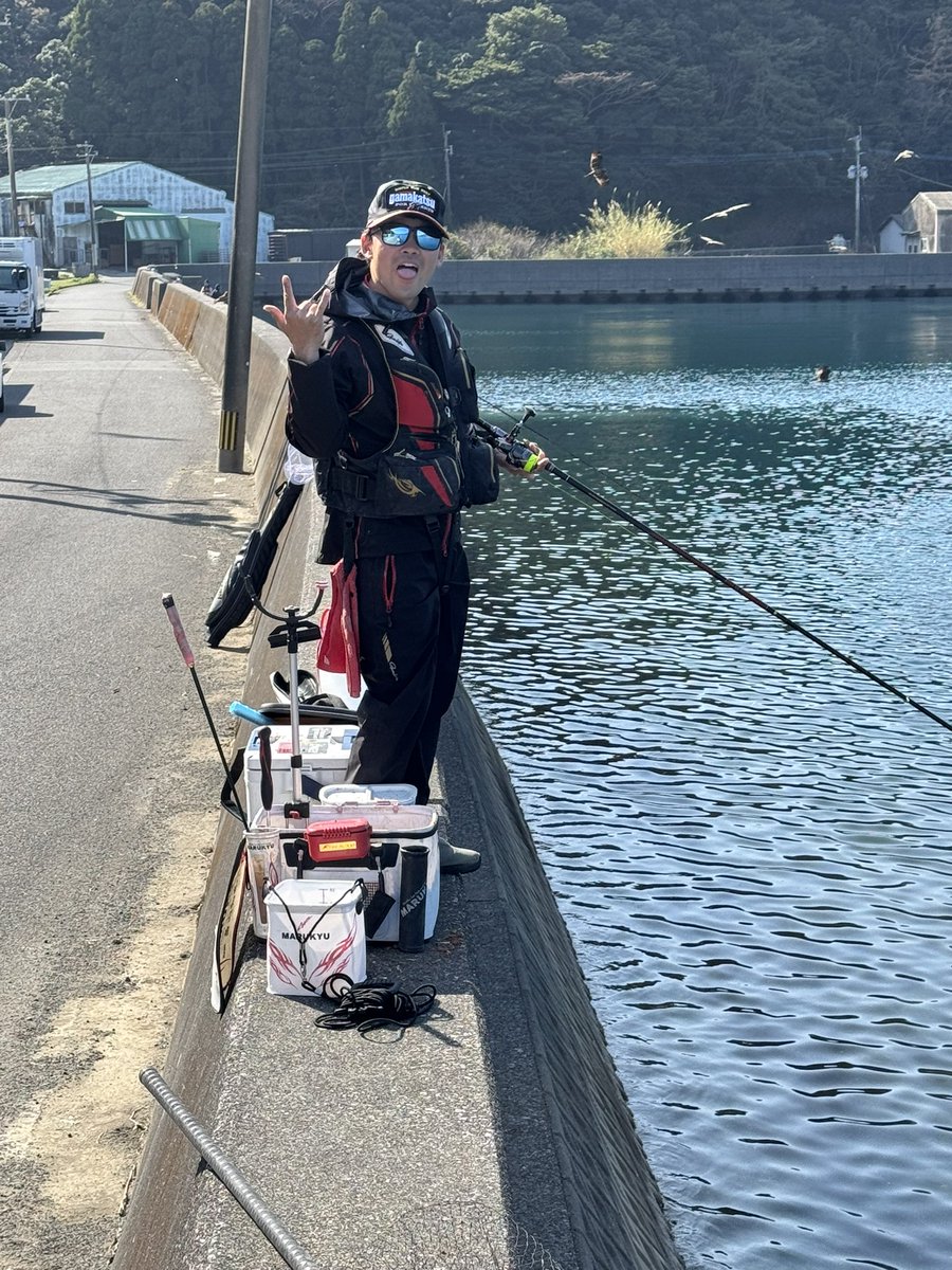 YBb3aVjlt5P4lfO's tweet image. 今日はひなたの入学前ラスト大分チヌにコージ、和也と4人で行ってきました🎣
チームのみんなでプレゼントした竿で50オーバー3枚とやりあげておりました☺️
最後新一と那賀ちんも合流して良いチヌ納め出来たのではないかな！
大学に行っても頑張れひなた💪
納めに付き合ってくださった皆様お疲れ様でした