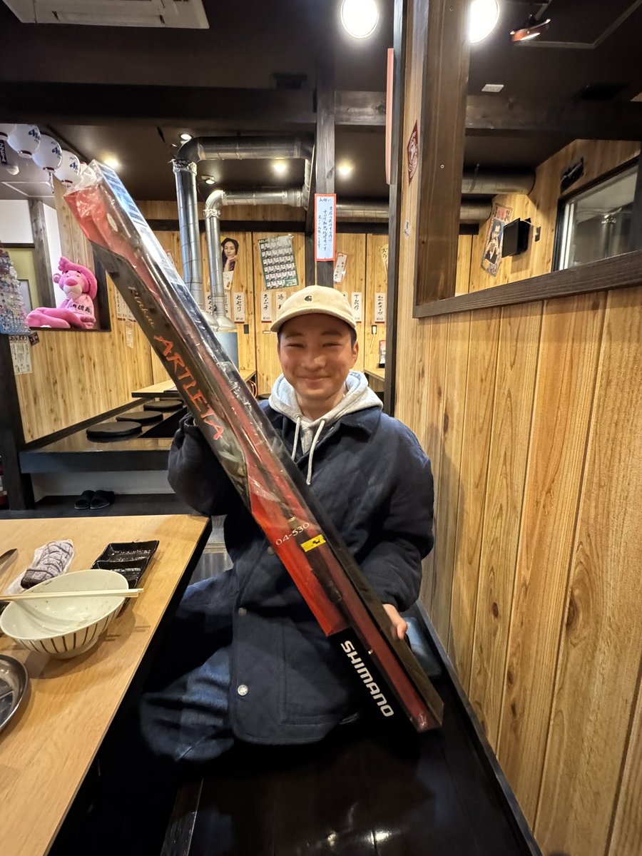 YBb3aVjlt5P4lfO's tweet image. 今日はひなたの入学前ラスト大分チヌにコージ、和也と4人で行ってきました🎣
チームのみんなでプレゼントした竿で50オーバー3枚とやりあげておりました☺️
最後新一と那賀ちんも合流して良いチヌ納め出来たのではないかな！
大学に行っても頑張れひなた💪
納めに付き合ってくださった皆様お疲れ様でした