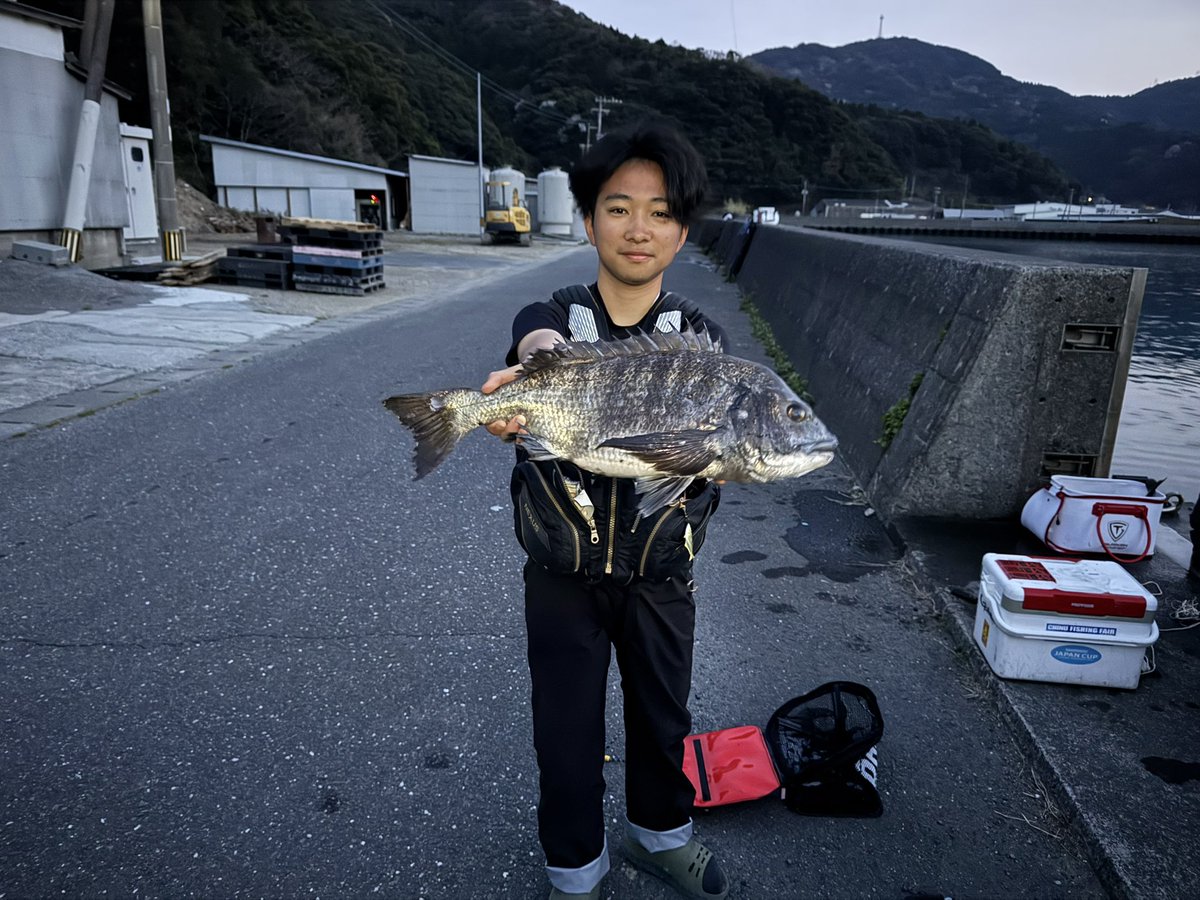 YBb3aVjlt5P4lfO's tweet image. 今日はひなたの入学前ラスト大分チヌにコージ、和也と4人で行ってきました🎣
チームのみんなでプレゼントした竿で50オーバー3枚とやりあげておりました☺️
最後新一と那賀ちんも合流して良いチヌ納め出来たのではないかな！
大学に行っても頑張れひなた💪
納めに付き合ってくださった皆様お疲れ様でした