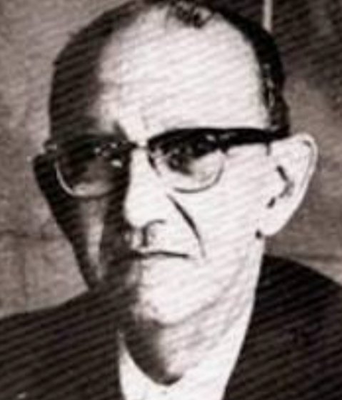 JOSÉ ANTONIO CALCAÑO 
125 ANIVERSARIO 
Nació en Caracas el 23 de Marzo/1900.
En su hoja de servicios a Venezuela figura como co-fundador del Orfeón Lamas y de la Orquesta Sinfónica Venezuela.
Fue profesor de apreciación musical en la UCV.
Ejerció también el servicio diplomático.