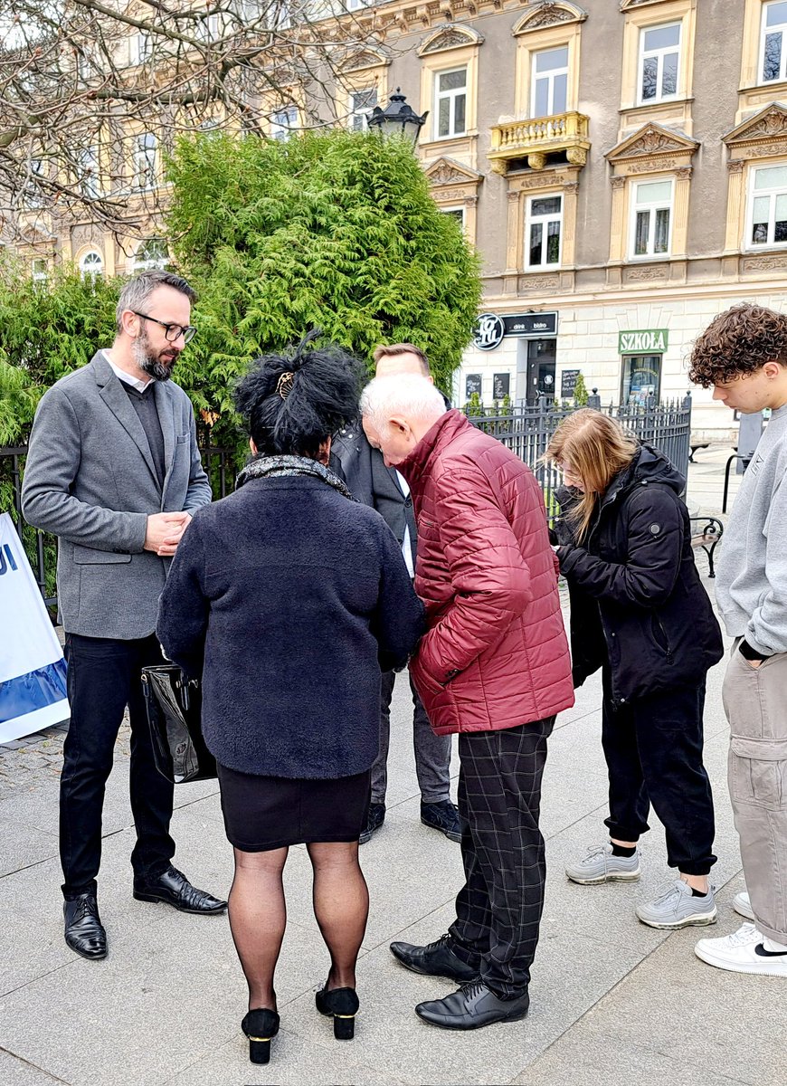 gan_damian's tweet photo. Dziś zbieramy podpisy pod petycją https://t.co/MqL5CkFQuq Jestem szczerze zaskoczony dużym zainteresowaniem mieszkańców! Szczególnie pozytywnie nastraja wiele rozmów i liczne wyrazy poparcia dla naszej inicjatywy. Dziękuję, #Radom!

@KONFEDERACJA_ @RuchNarodowy @RNMazowsze_ https://t.co/IPzrRjH3OM
