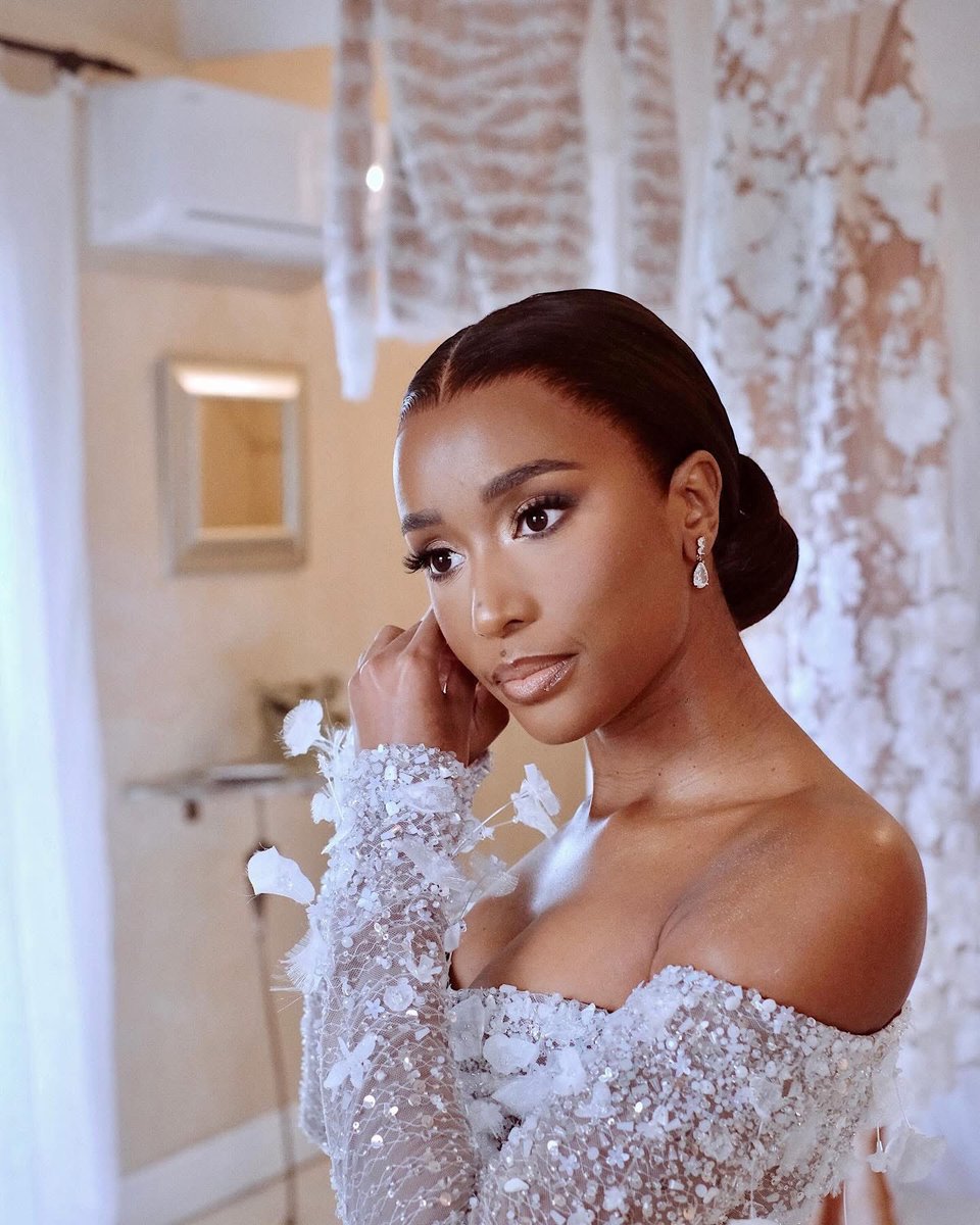 Phindii11's tweet image. Oh sis Zozi 🥹❤️❤️, see how she got married and everyone in her circle awarded her the privacy &amp;amp; decency to announce her own wedding? Very demure- no tabloids or leaks🥹🥹. We are so happy for you Mrs!!