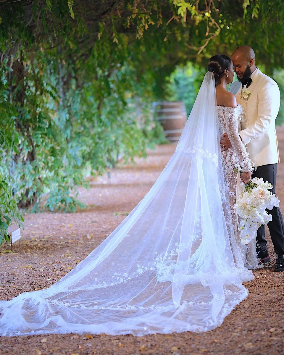 Phindii11's tweet image. Oh sis Zozi 🥹❤️❤️, see how she got married and everyone in her circle awarded her the privacy &amp;amp; decency to announce her own wedding? Very demure- no tabloids or leaks🥹🥹. We are so happy for you Mrs!!