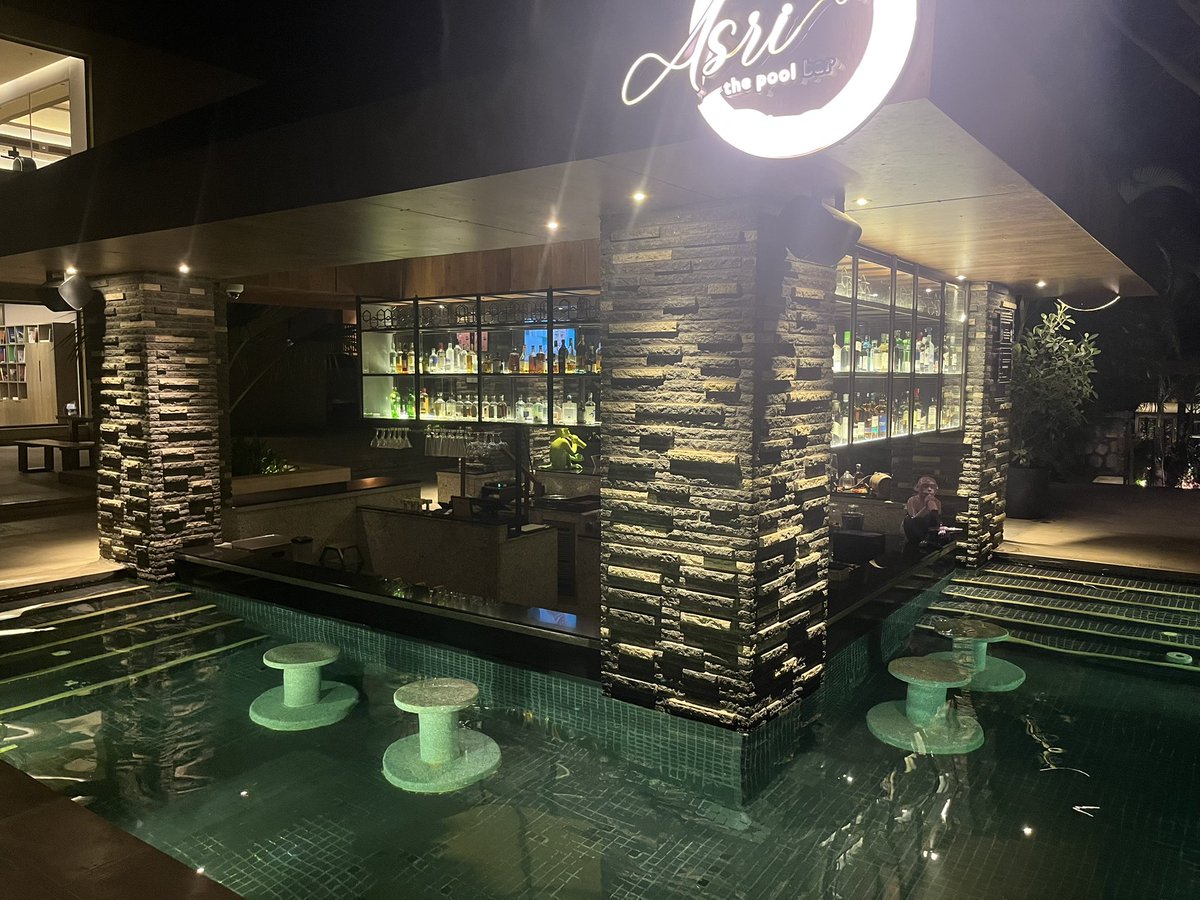 出張先でおしゃれなバーを発見
ここで写真撮っても恥ずかしくないような身体だったら…と無いものねだりしつつ別の場所で呑みます🍻

きっといつか誰かと…😇