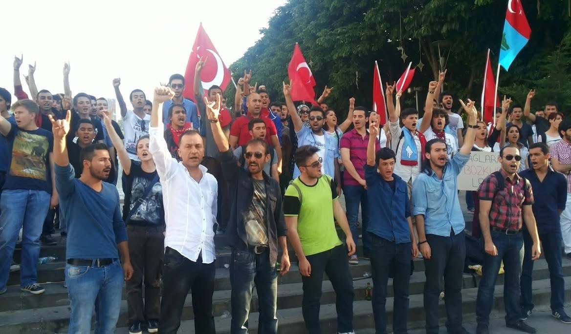 Eskiden böyle durumlarda Bozkurt işareti yapınca “MHP’li misin?”diyorlardı. Şimdi ise Bozkurt yapanların Atatürk’ten yana olan Türk Milliyetçisi, Türkçü olduğunu biliyorlar!

Bozkurt işareti, MHP’den; önemlisi siyasetten ayrılmış oldu…