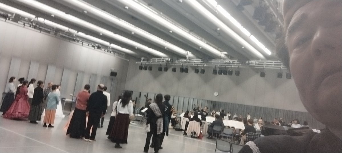 まつもと市民芸術館、オープンスタジオにて、オケ、ダンスの皆さん含み原寸でオペラ公演リハーサルです。
階下主ホールでは、まもなく東京サンシャインボーイズ開演。