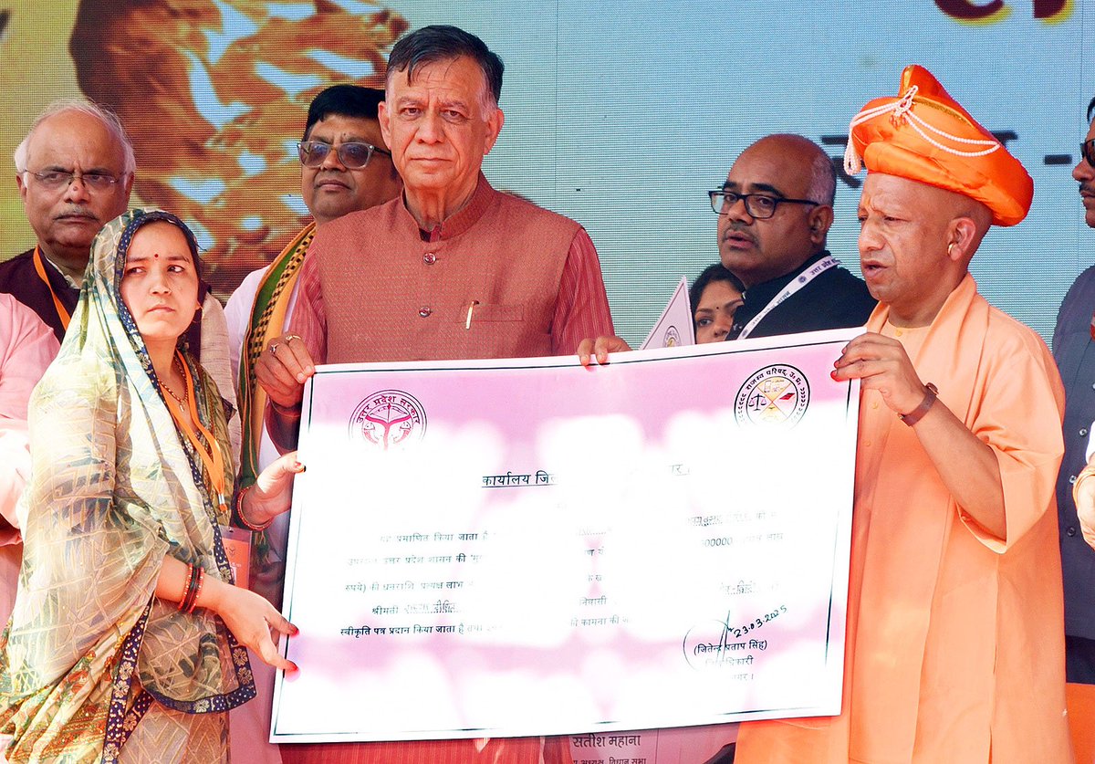 CM Office, GoUP (@cmofficeup) on Twitter photo #UPCM <a href="/myogiadityanath/">Yogi Adityanath</a> आज बिठूर, कानपुर में प्रथम स्वाधीनता संग्राम के महानायक, वीर शिरोमणि नानाजी राव पेशवा को समर्पित 'बिठूर महोत्सव 2025' के प्रतिभागी कलाकारों के सम्मान कार्यक्रम में सम्मिलित हुए।
मुख्यमंत्री जी ने इस अवसर पर युवा उद्यमी विकास अभियान (CM_YUVA) के अंतर्गत #UPCM <a href="/myogiadityanath/">Yogi Adityanath</a> आज बिठूर, कानपुर में प्रथम स्वाधीनता संग्राम के महानायक, वीर शिरोमणि नानाजी राव पेशवा को समर्पित 'बिठूर महोत्सव 2025' के प्रतिभागी कलाकारों के सम्मान कार्यक्रम में सम्मिलित हुए।
मुख्यमंत्री जी ने इस अवसर पर युवा उद्यमी विकास अभियान (CM_YUVA) के अंतर्गत