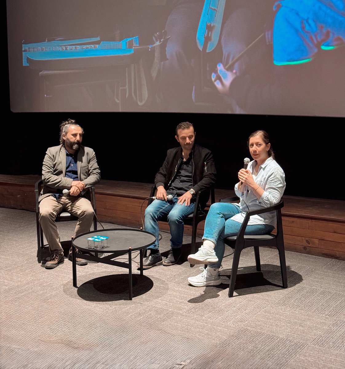 ‘HORONA DURANLAR’ Belgeseli Gösterim
Yaşatılmaya çalışılan bir kültürün, dilin, müziğin sürecini kuşaklar arası aktarım gücüyle bizlere sunan <a href="/bachriye/">Bahriye Kabadayı</a>’ye teşekkür ederiz. <a href="/rizaoylum/">Riza Oylum</a> moderatörlüğünde <a href="/AdemEkiz/">Adem EKİZ</a>’in samimi anlatımı da oldukça bilgilendiriciydi