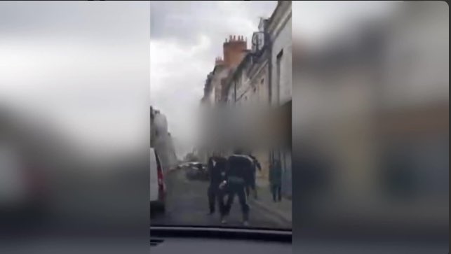 Agression d'un rabbin à Orléans : vidéo, suspect interpellé, témoignages... ce que l'on sait

france3-regions.francetvinfo.fr/centre-val-de-…