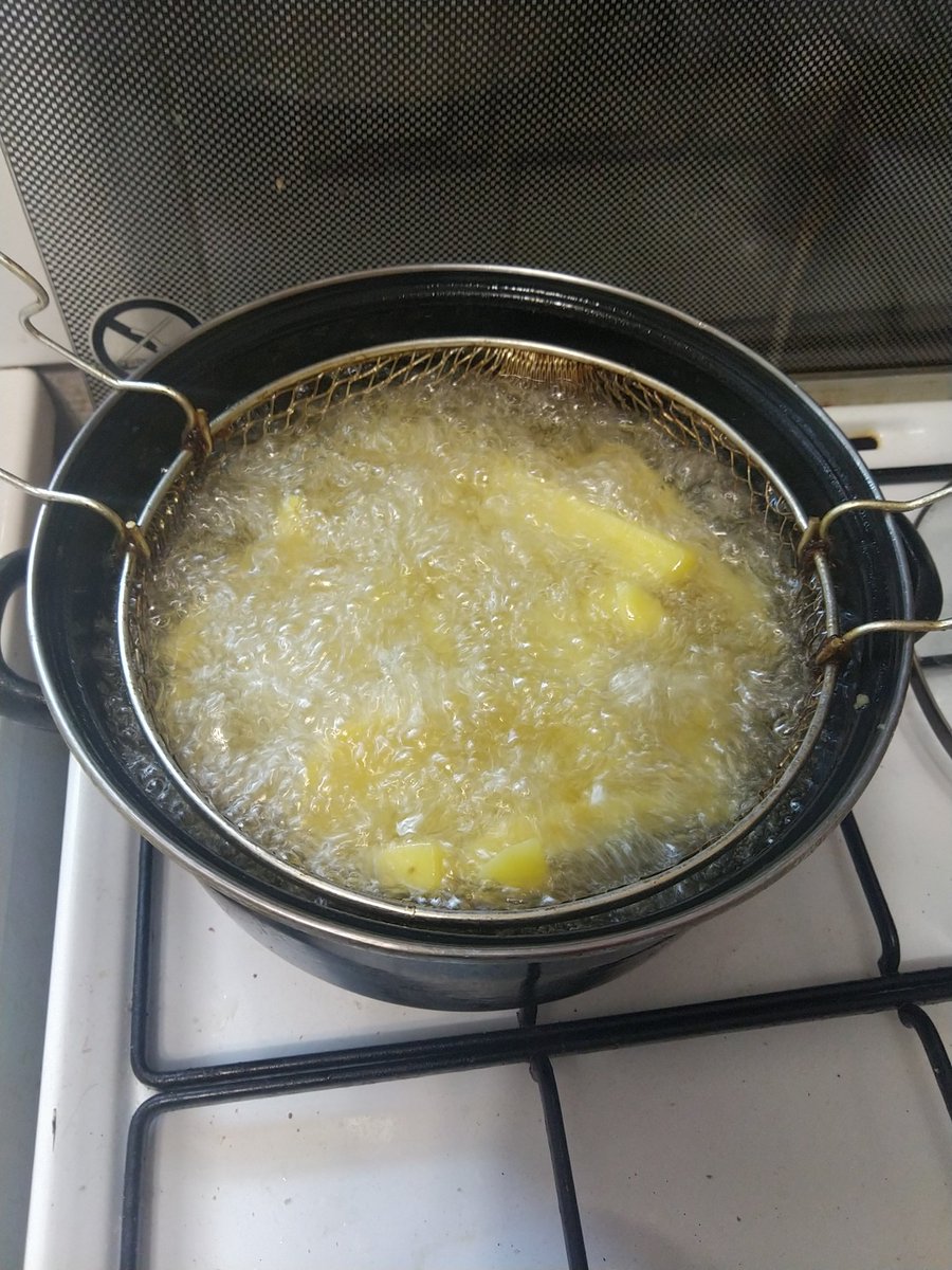 chris40851's tweet image. #Frites maison
C&apos;est Dimanche. Un poulet rôti et un petit cru gersois