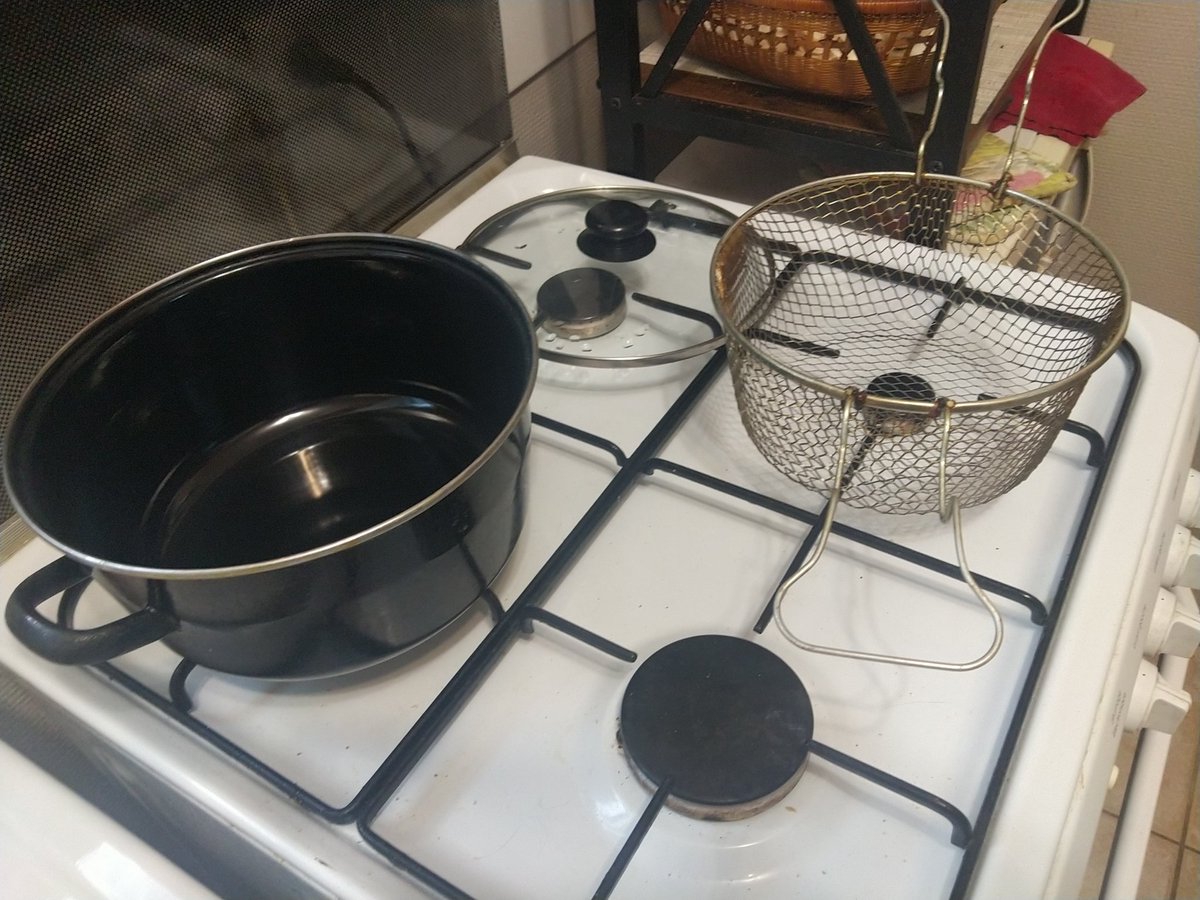 chris40851's tweet image. #Frites maison
C&apos;est Dimanche. Un poulet rôti et un petit cru gersois