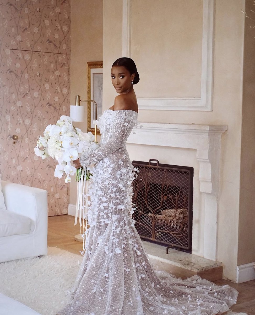 finding your person , dating privately and only coming out one day with wedding pictures . Oh Zozi a job well done 🤌🏽🤍