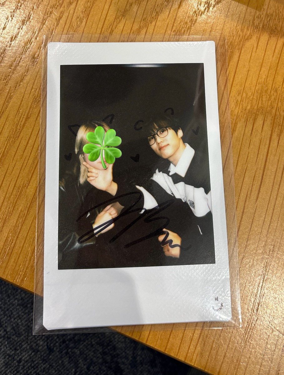 loverforkyunyu's tweet photo. 250323 withmuu photo event

i asked jacob to do this pose and he did it even after security said no 🥹🥹 i’ll remember this for life cob ❤️❤️❤️ https://t.co/EhTnIA6mqU