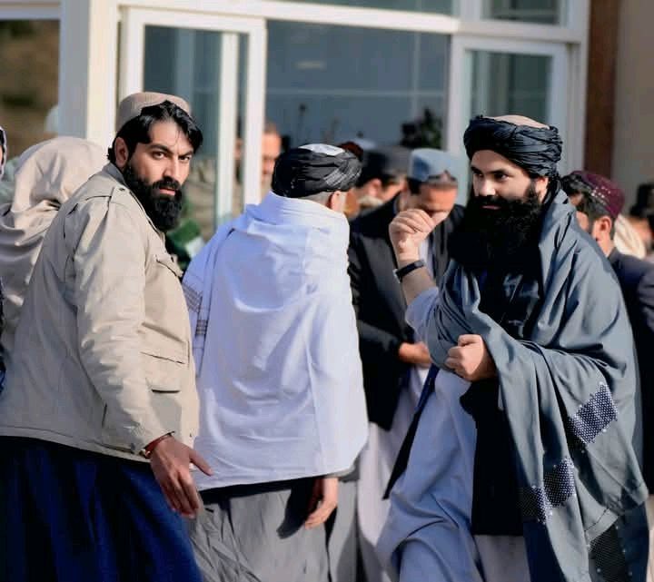 QaniEsmat's tweet image. زموږ داختلاف يوه ژوره نقطه له بډنګانو سره داوه چې بړستن له سره پورته کړئ دنياته وګورئ 
له دنيا سره دتعامل او راشه درشه دروازه پرانيزي 
موږ په وچه او دښمنانو کې راګير هيواد يو ستاسونه ګوزاري انزوا ته کش کړي يو 
اوس چې دبنديزونواوتعقيبي انعامونو له کړۍ سرباسئ
ښه خبره ده 
کش ورکړئ