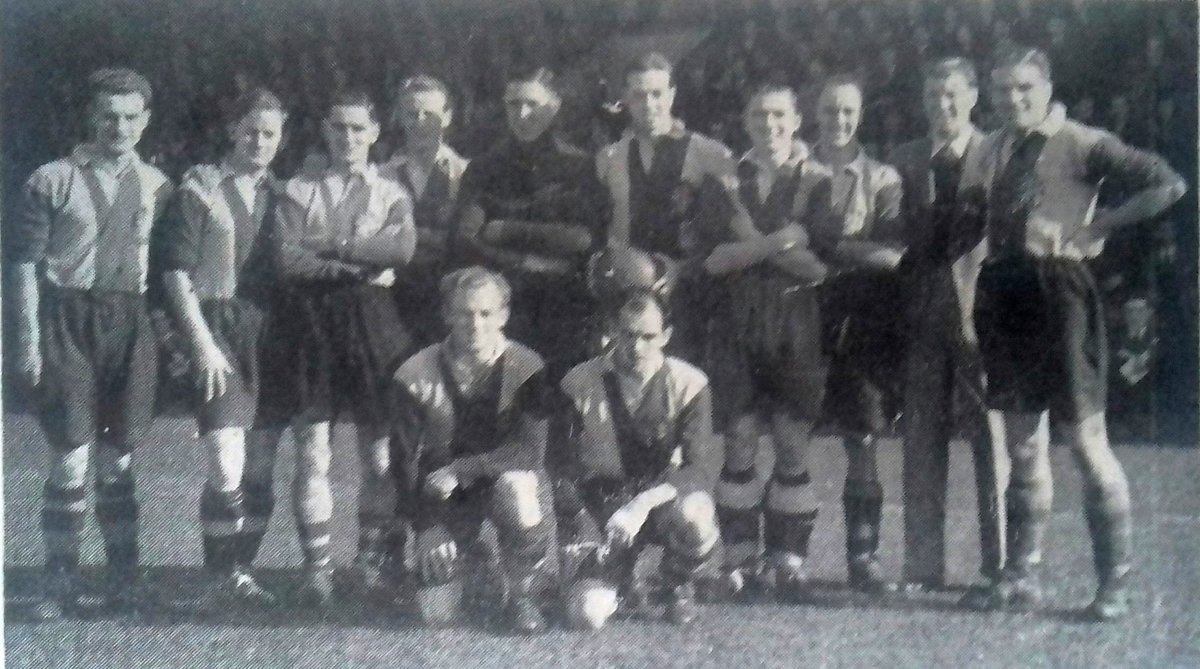 dhfcwordsandpi1's tweet image. 1948
Left to right, Top row:  Brown, Ball, Beglan, Phebey, Freeman, Whitworth, Penney, Setters, Tozer (Trainer), Hall.    Front row: Davies, Jover