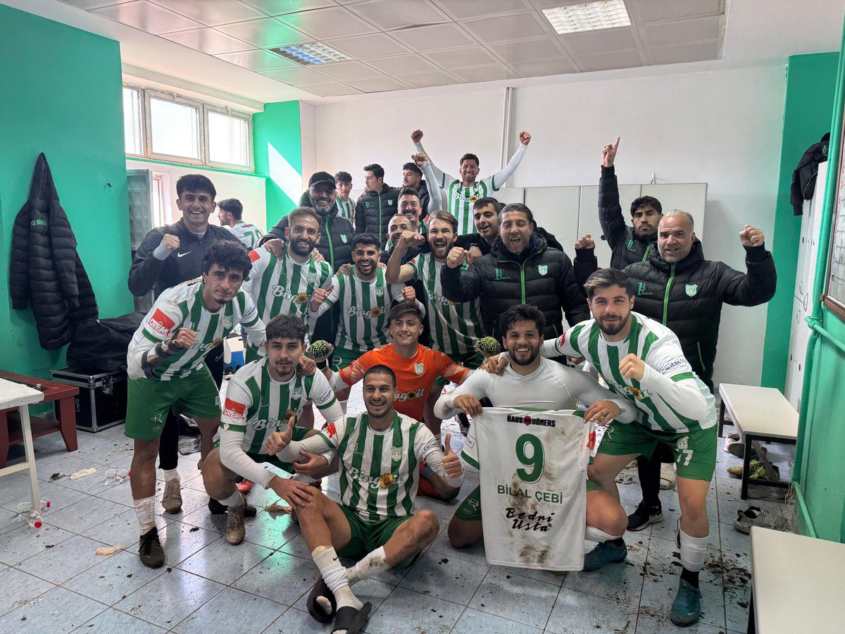 FeyziBerdibek1's tweet photo. İlimizin güzide takımı 12 Bingölspor, B. Özgüzelderespor’u 4-0 mağlup edip, şampiyonluk yolunda önemli bir virajı daha geçen takımımızı ve taraftarımızı yürekten tebrik eder, şampiyonluk yolunda başarılar dilerim.
👏👏👏 https://t.co/rjqGbwpnHm