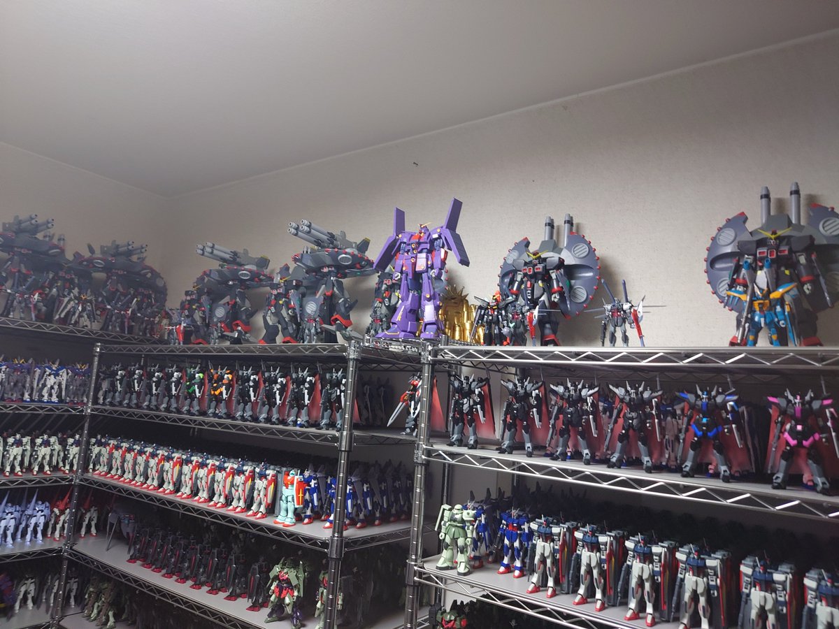 サイコガンダムMk２完成しました╰⁠(⁠ ⁠･⁠ ⁠ᗜ⁠ ⁠･⁠ ⁠)⁠

指の可動はデストロイの方が上でしたね(⁠*⁠﹏⁠*⁠;⁠)

さて、今在るダークダガーＬ＋エールストライカーを組んだら空いてる箇所のデストロイ組みますかな（未組立在庫３個）┐⁠(⁠´⁠ー⁠｀⁠)⁠