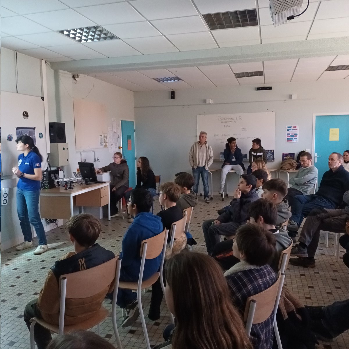 Léane est passionnée par les sciences et l'espace,  accompagnée par ses camarades Kaja, Ethan et Noah,  elle a présenté l'ISS .  Une visite guidée détaillée,  faite de précisions techniques et d'anecdotes.  Nous y étions pendant 50 minutes! Bravo! <a href="/dsden32/">DSDEN32</a> <a href="/farid_djemmal/">Farid Djemmal</a>