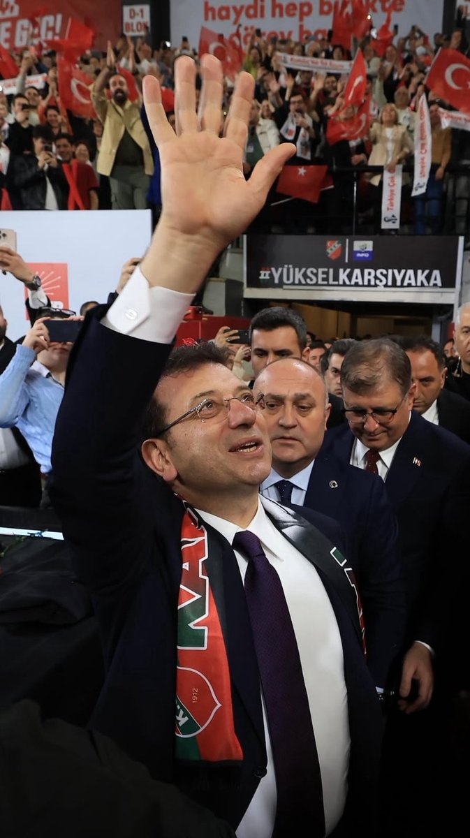 Zamanında Ekrem İmamoğlu’na söyledik. Seçim çalışmalarına Karşıyaka’dan başlama dedik, biz bu dünyaya acı çekmeye gelmişiz, kupalara değil acılara sevdamız dedik. Üzerimizde şanssızlık var, bizimle olanı yakıyoruz. Ama nasıl ki Karşıyaka’yı bırakmıyorsak seninde yanında olacağız
