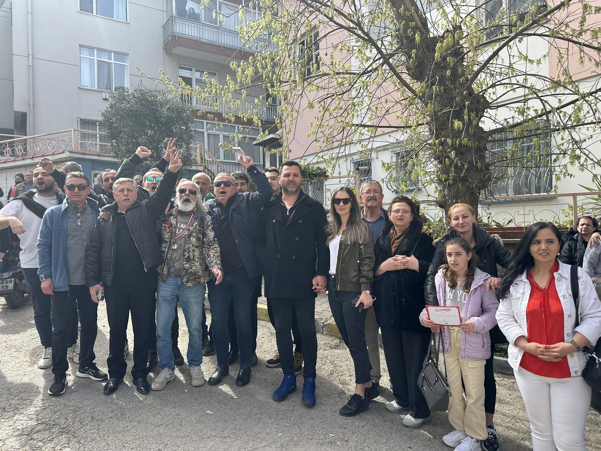 Erden2Erdoan's tweet photo. Bugün ayağa kalkan kitleler yalnızca İmamoğlu’nu savunmak değil aynı zamanda Türkiye Cumhuriyeti’ni,demokrasiyi ve özgürlüğü de savunmaktadırlar.
Bu savunma,kimsenin turunculaştıramayacağı KIRMIZILIKTADIR! #Adalet https://t.co/bkfYsfkvoQ