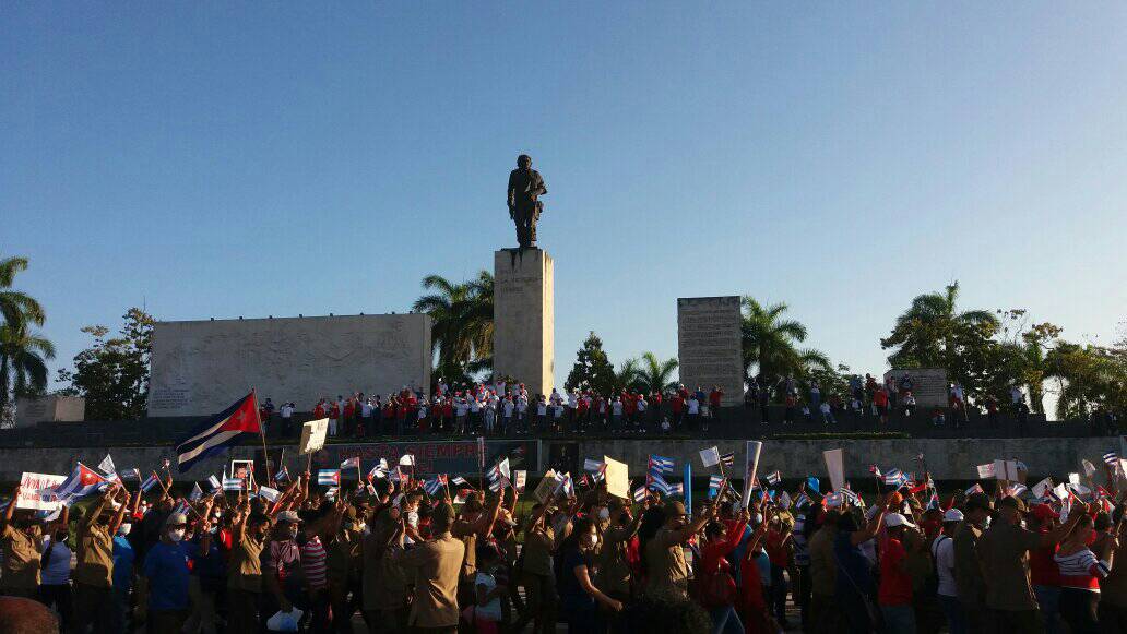 "Si a los revolucionarios nos preguntan qué es lo que más nos importa, nosotros diremos: el pueblo. Y siempre diremos: el pueblo"

Este pueblo nunca ha claudicado y nunca lo hará. #DePieYCombatiendo