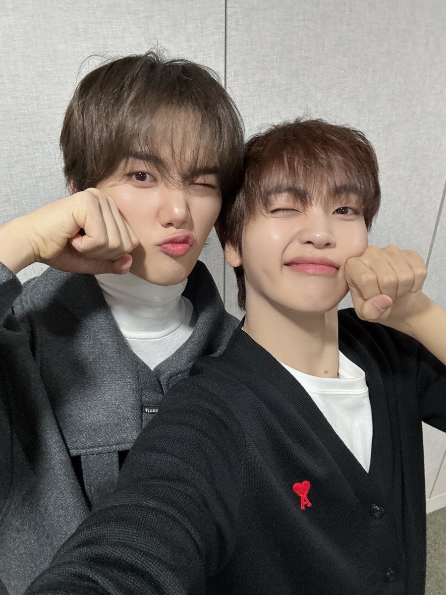 CRAVITY_twt's tweet photo. 강쥐즈의날🐶🐶
#민희 #형준 #강쥐즈 #국제강아지의날 https://t.co/tq9YQGlCLL