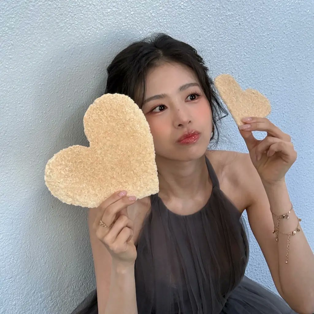 챈구들 안녕하세용 ㅎㅎㅎ허니챈입니다! 곧 Dear My Wave 활동 비하인드가 올라올 예정이니까요 조금마아안 기다료~~~~💓🌊🫧✨

youtube.com/post/UgkxpLUfb…
250323
(#에이프릴 #APRIL)#DEARMYWAVE
#김채원 #KIMCHAEWON #キムチェウォン