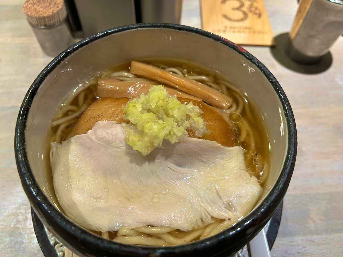 ngrkcl's tweet image. 本日はラーメン激戦区の池袋西口側。
うすいチャーシューの下には二郎系のようなトロトロのバラ肉の塊が。これが甘みのある貝だしと意外にマッチング。さすがに脂質が3時間後の血糖値の山を産んでしまった。
#人類みな麺類
#エスサワダ
#T1D 
#IDDM