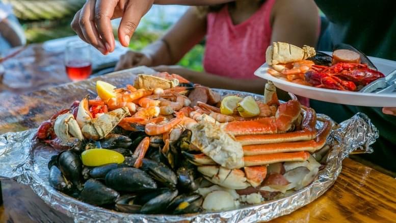 CrabShackTybee's tweet image. 🦪🧑‍🍳 What’s your favorite shellfish on our menu?
At The Original Crab Shack, we’re seafood pros—masters at boiling up shrimp, crab, clams, mussels, and more in our signature homemade seasonings.

We’re open daily at 11:30 AM!
#SeafoodExperts #TybeeIsland #ShellfishLovers