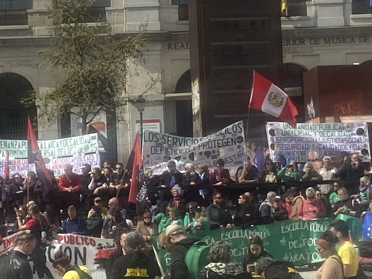 EddyIU's tweet image. 🔴Precioso domingo en Madrid, para decir NO a la privatización de los Servicios Públicos; 📣los únicos que reducen desigualdades y aumentan el bienestar de la mayoría social.