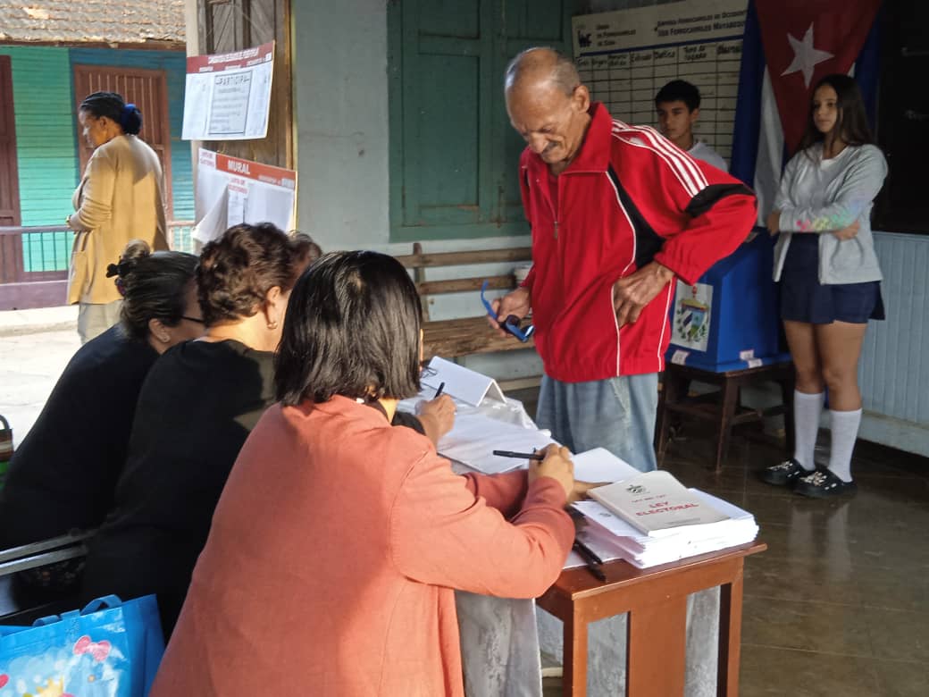 Elecciones_Cuba's tweet photo. En la circunscripción 12 del municipio de Quivican avanza la elección del delegado del Poder Popular.
Este territorio realiza el proceso para cubrir vacante, donde se aprecia el compromiso de las autoridades electorales e integrantes de las mesas.
#JuntosPorLaDemocracia https://t.co/WOCmMmmqIv