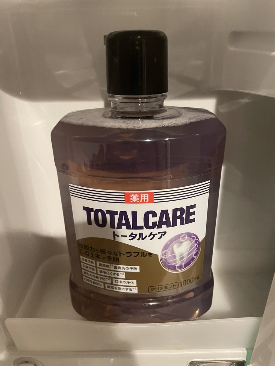 R_type_'s tweet image. ようやく、ドラッグストアで柔軟剤を間違えず買えるようになったのにリステリンのパチモン掴まされてやり場のない怒りに震えています。隣、小さいリステリンだったからね。そんなトラップあんの？