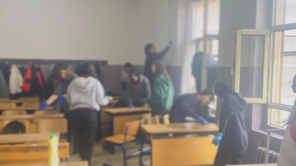 ''Okulumuz, evimiz; sınıfımız, odamız projesi'' kapsamında öğretmenlerimiz ve öğrencilerimiz olarak temizliğe önem veriyor, birlikte daha güzel bir gelecek inşa ediyoruz.
<a href="/Yusuf__Tekin/">Yusuf Tekin</a>
<a href="/vali_zorluoglu/">Murat Zorluoğlu</a>
<a href="/Yunus__ATAMAN/">Yunus ATAMAN</a>
<a href="/Murat4Kucukali/">Murat Küçükali</a>
<a href="/husamettin_atli/">Hüsamettin ATLI</a>