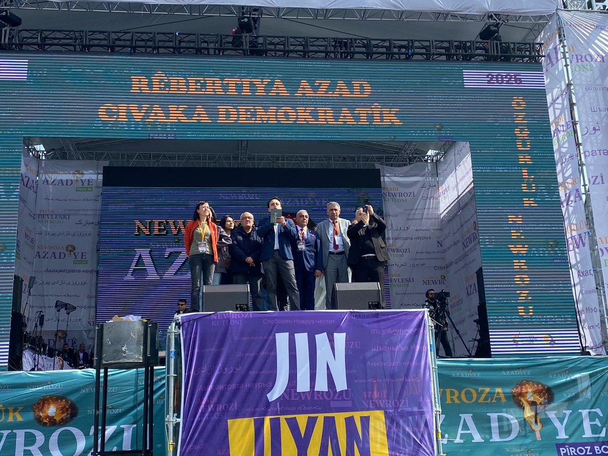 İstanbul Emek, Barış ve Demokrasi Güçleri olarak Newroz'a dair ortak metnimizi okuduk:

"Siyasi iktidar, baskı ve zorbalıktan başka bir şey sunmamaktadır. Newroz, zulme karşı direnişin, esarete karşı özgürlüğün günüdür! Biz buradayız! Milyonlarız ve asla boyun eğmeyeceğiz!"