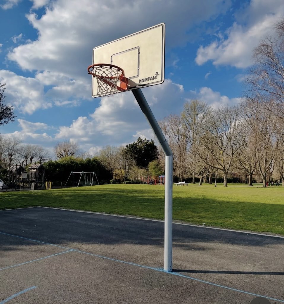 dave_severns's tweet photo. Hoop of the Day… Garratt Park, London, UK. #hoopoftheday https://t.co/iSUqyBf8G1