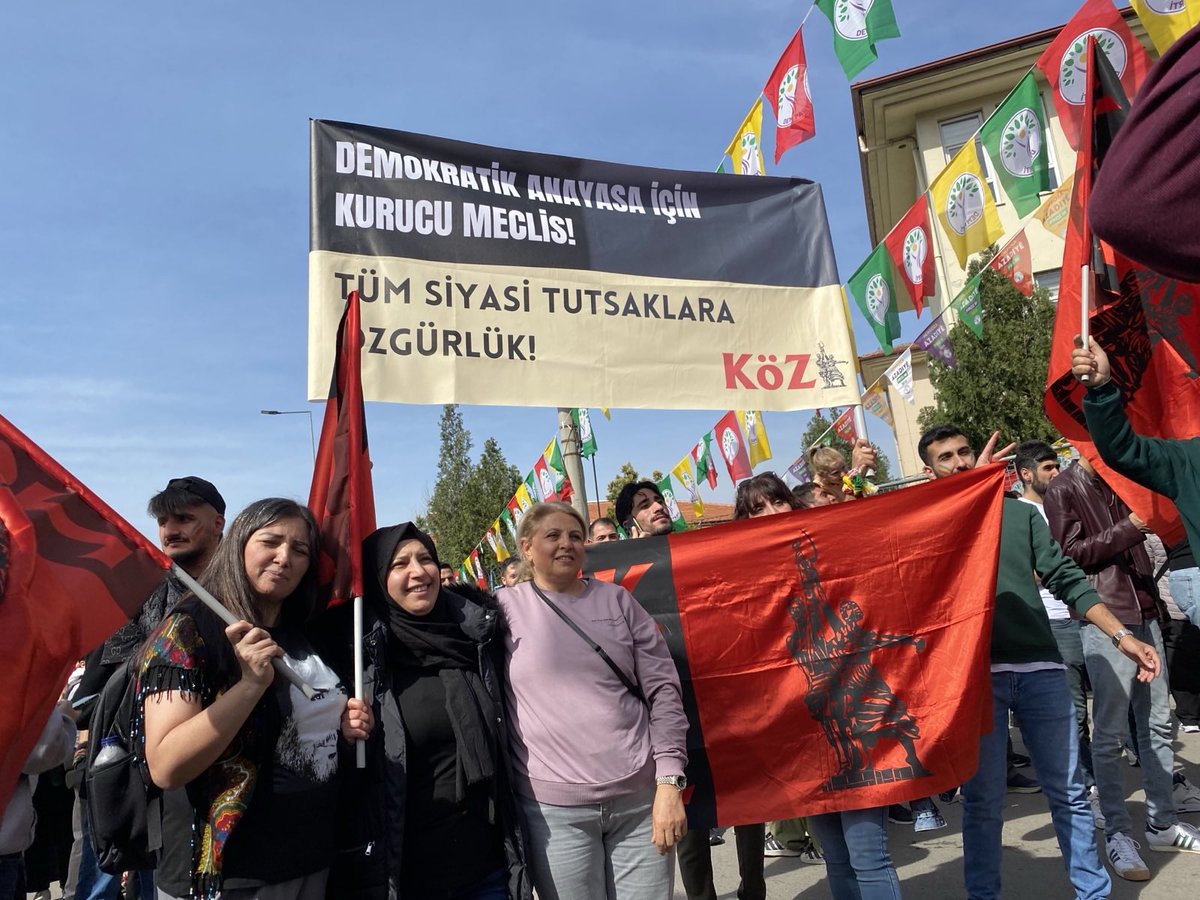 Köz'ün arkasında duran komünistler Bursa'da Newroz alanındaydı! 

Kurdara Azadi, Kürtlere Özgürlük !
Demokratik Anayasa için Kurucu Meclis! 
Tüm Siyasi Tutsaklara Özgürlük!