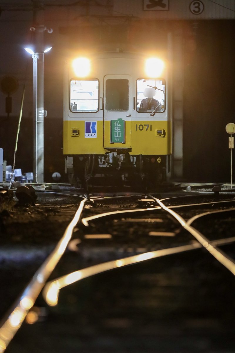 tttmo112's tweet photo. 2025/03/22
アリーナ開催に伴う特別運用
1071+1072×1081+1082
今回は1071号が下り方連結運用に充当されました。
まさかの、車庫内入れ替え板付きの状態でした…… https://t.co/7VD3xGBHFJ