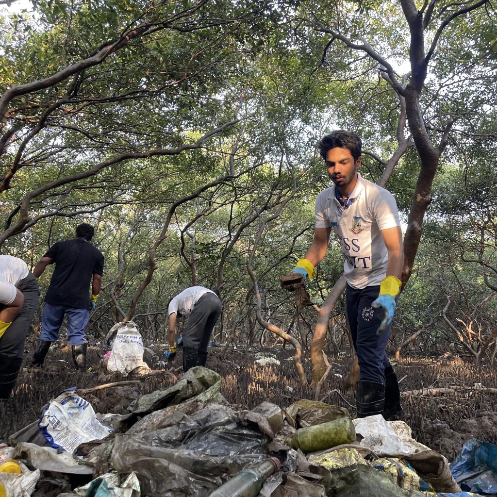 EnvironmentLife's tweet photo. Week 240 #MangrovesCleanup Drive dedicated to @WWFINDIA and @earthhour ! In association with @MangroveForest
For this initiative, #BeWaterWise
We firmly believe that as we reduce waste, & as more hands join the effort to pick up litter, the change we hope for will truly happen. https://t.co/WUk9hxKD5d