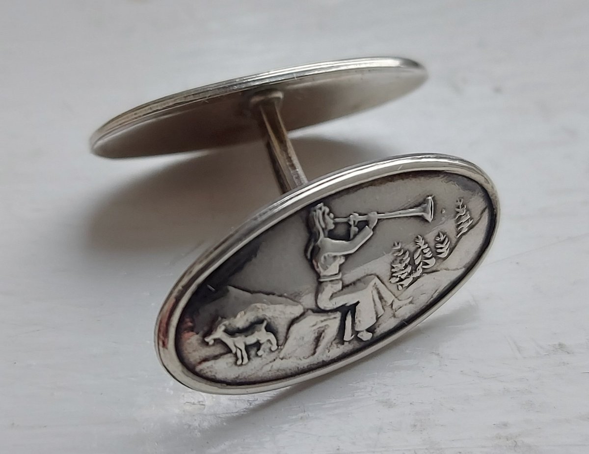 AntiqueFletcher's tweet photo. Another Portobello Road buy, these Art Deco Norwegian silver cufflinks by Niks Erik Elvik, perfect for wearing on the rostrum. #dappergent https://t.co/eMYYoklyUs
