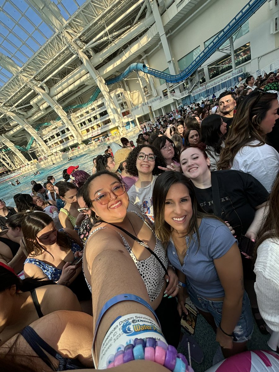 JonasUnhinged's tweet photo. READY FOR JONAS BEACH @JONASCON2025 @jonasbrothers #jonascon2025 #jonasbeach https://t.co/6UjXYv4tf9