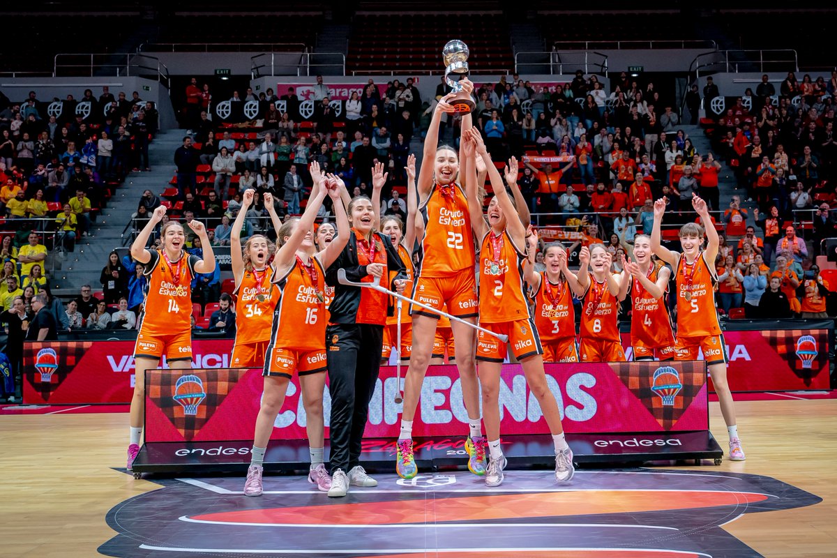 LAlqueriaVBC's tweet photo. 📰📸 La crónica y la foto 🧡

🏆 Final #MinicopaLFEndesa
@valenciabasket 73
@cbislascanarias 57

Cas 👉 Valencia Basket consigue su segunda Minicopa LF Endesa
https://t.co/axJfHo7sJh

Val 👉 https://t.co/pRgwQF5Cs5

Eng 👉 https://t.co/LoaMeRik4Z

📷 FEB https://t.co/0hoNz4GGw4