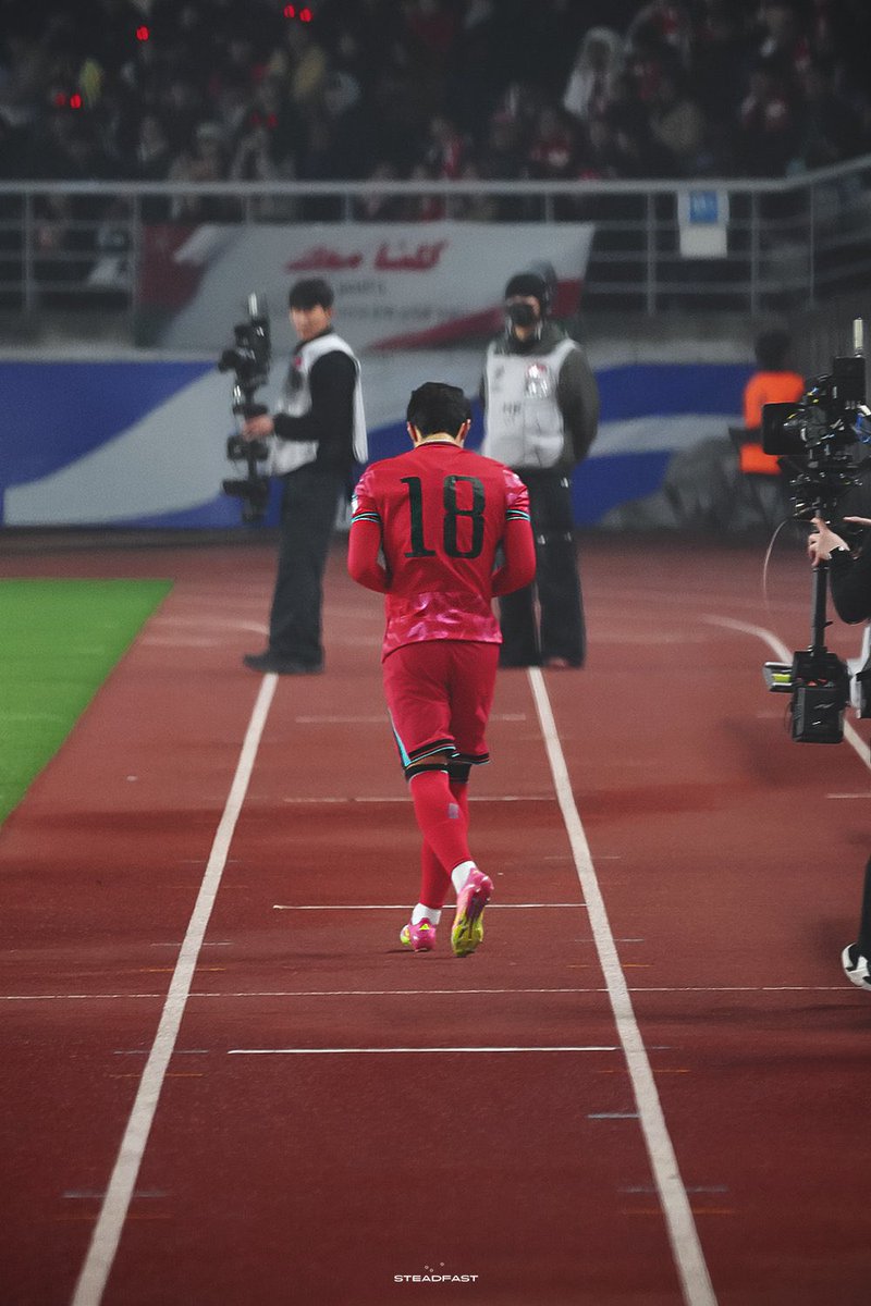 와 이 사진 개좋다 .. 이강인 어깨가 미쳤어